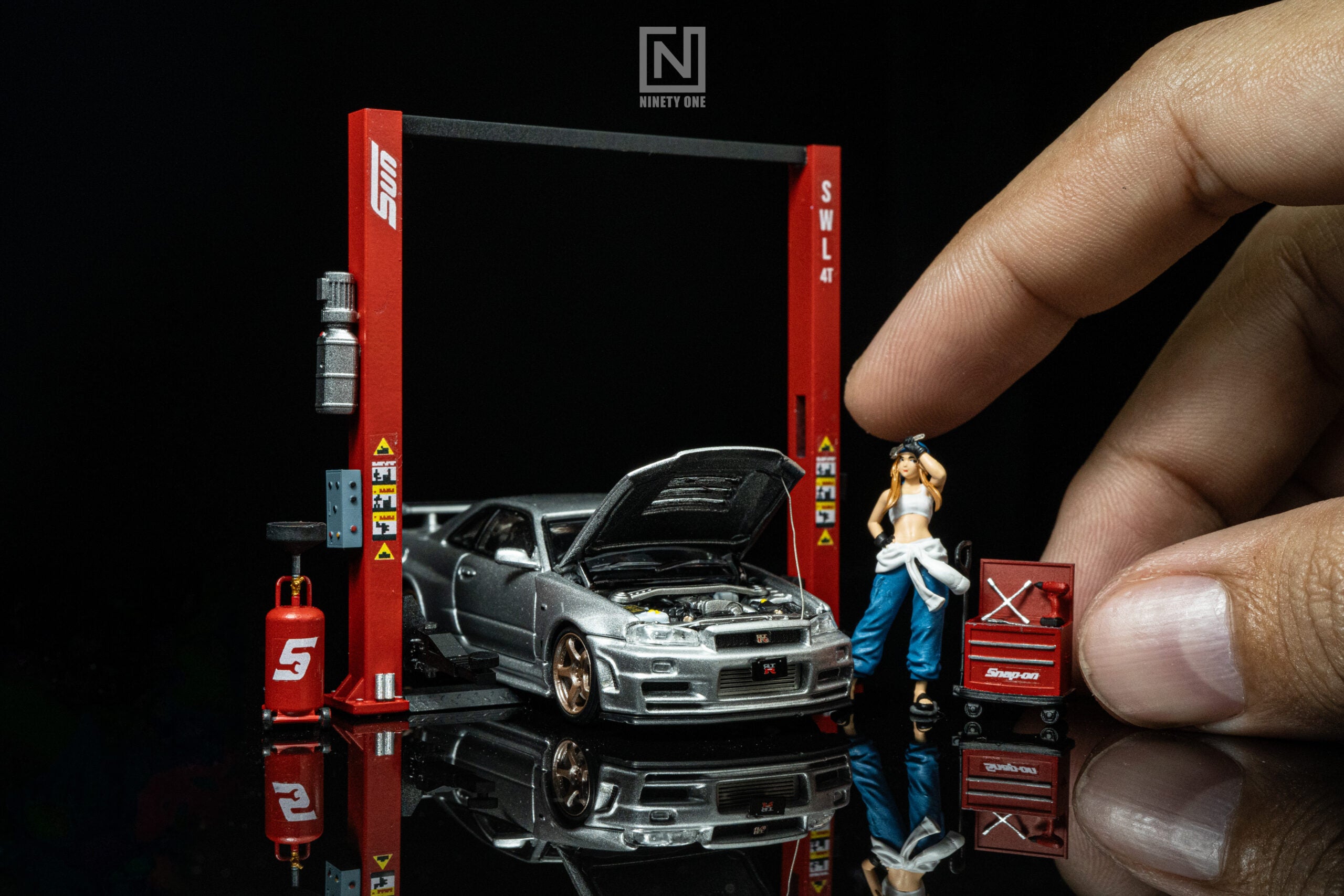 SET16 : Two Post Car Lift [Ninetyone1/64] – Pocket Sized Motors